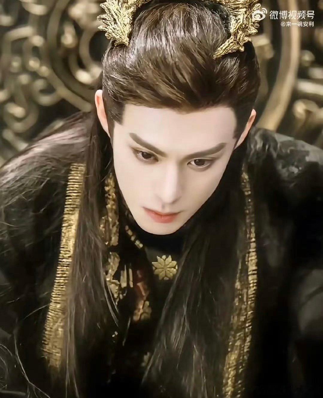 8年前答案之书曾预言过王鹤棣爆红亲爱的客栈原来顶流的剧本，早在八年前就被答案之书