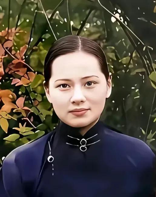 她是伟大的爱国主义、民主主义、国际主义和共产主义战士，是二十世纪伟大的女性，坚强