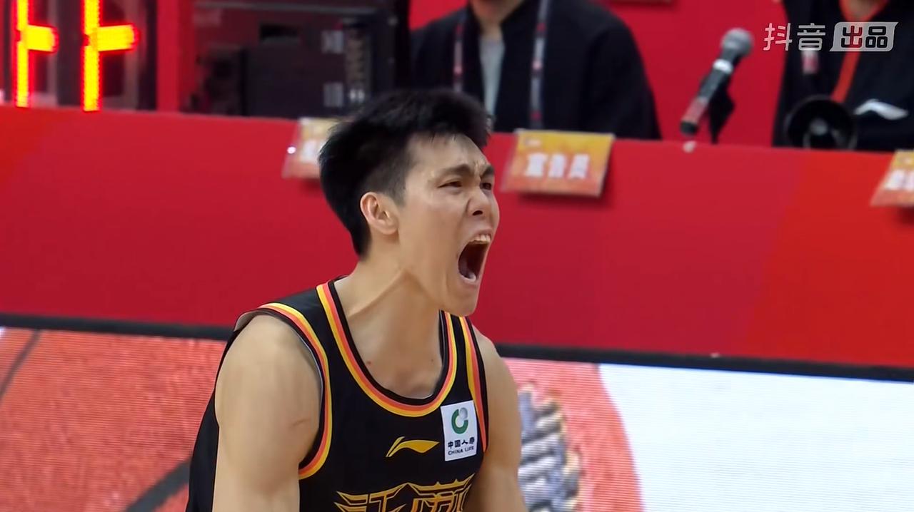 上一场是“英雄”，昨晚是“狗熊”。只能说江苏队绝杀广东队，是运气太好了，在最后2