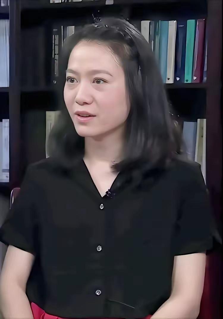 翁帆，清华大学建筑历史系博士，勇敢追求自己爱情的女孩。她陪伴着国宝级人物杨振宁走