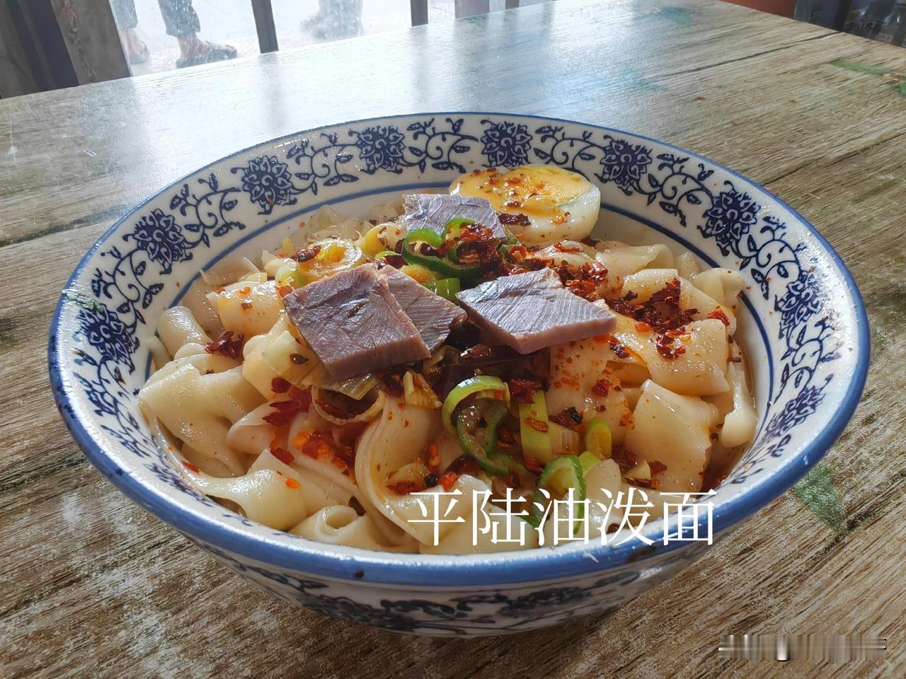 山西面食非常丰富，剔尖、刀削面、剪刀面、香椿拌面、大盘鸡拌面、鱼加面等等，我个人