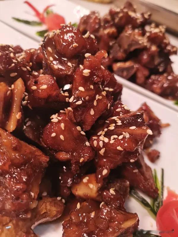 年夜饭的味道，是母亲专属的味道，也是我心中最难忘的味道。虽然爸爸总埋怨妈妈做的菜