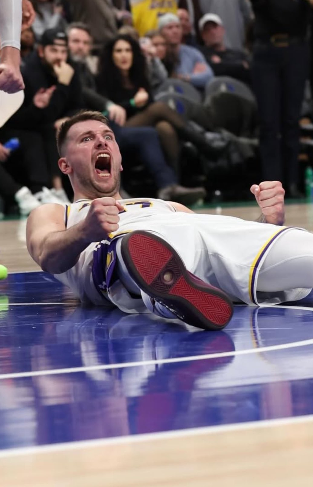 东契奇夯爆了 湖人129-118战胜公牛。东契奇在本赛季已经8次得分40+，超过