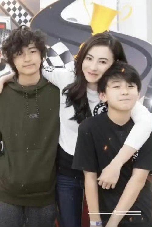 张柏芝把三个孩子养得很好 谢霆锋基因太强大了 谁被谢振南惊艳到！年仅16岁身高将