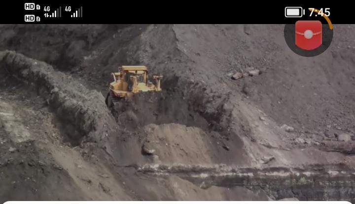 要知道这种推土机功效有多大？一脚油门一气呵成就是一条2米的宽沟，一天能顶上100