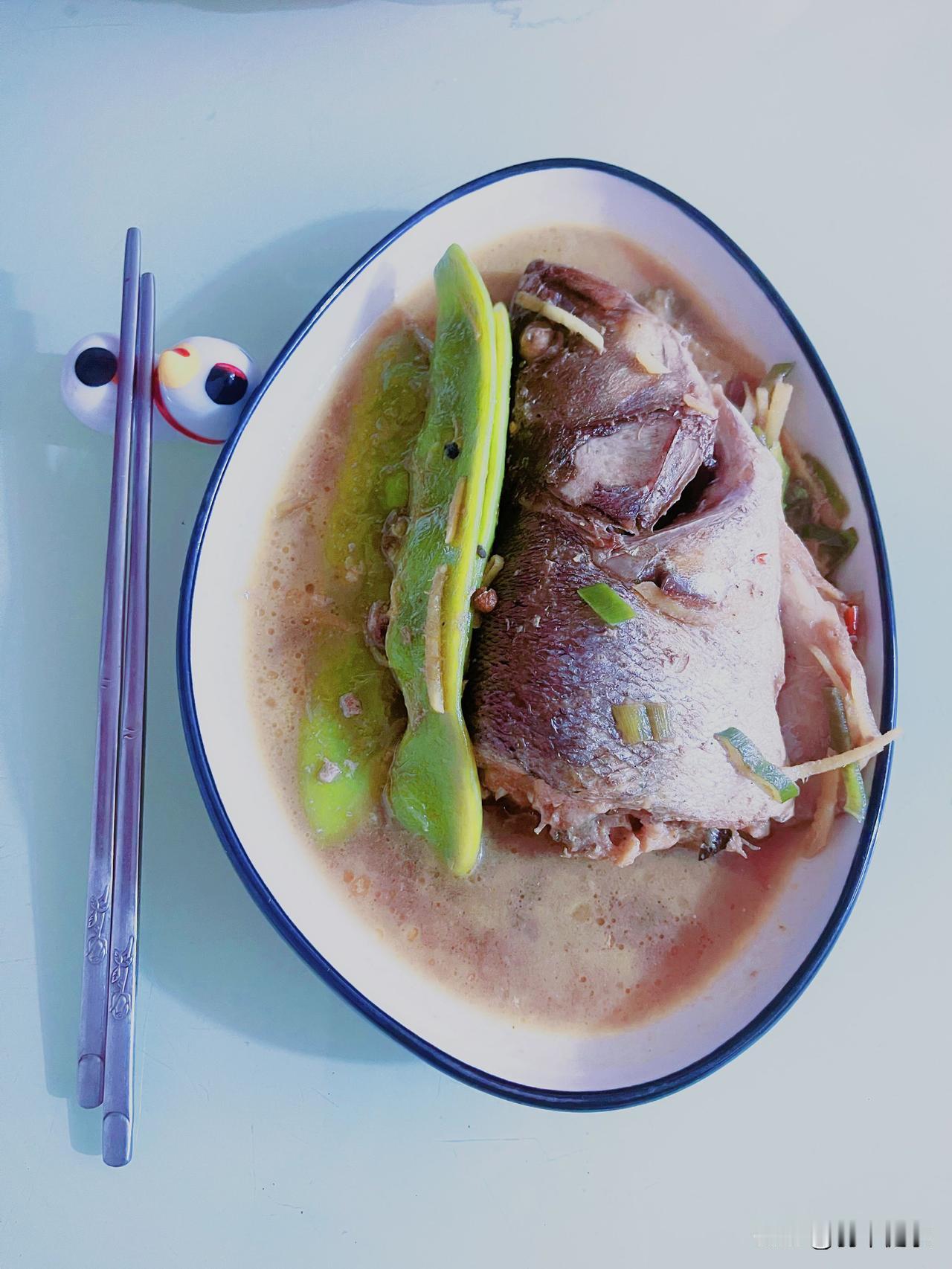 《渔家傲·自烹佳味有感》

玉盘珍馐鲜味置，
翠蔬相伴香盈几。
浅汤微漾光旖旎，