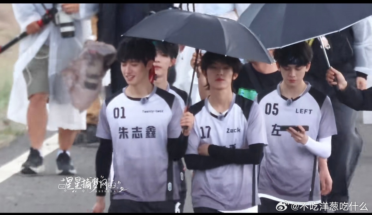 别人都是一人一把伞，你俩撑一把伞什么意思啊 