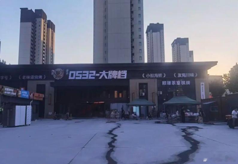 市北保利大国璟原来的售楼处，改成海鲜大排档了，这也是正常的，毕竟要赚钱呀。据说这