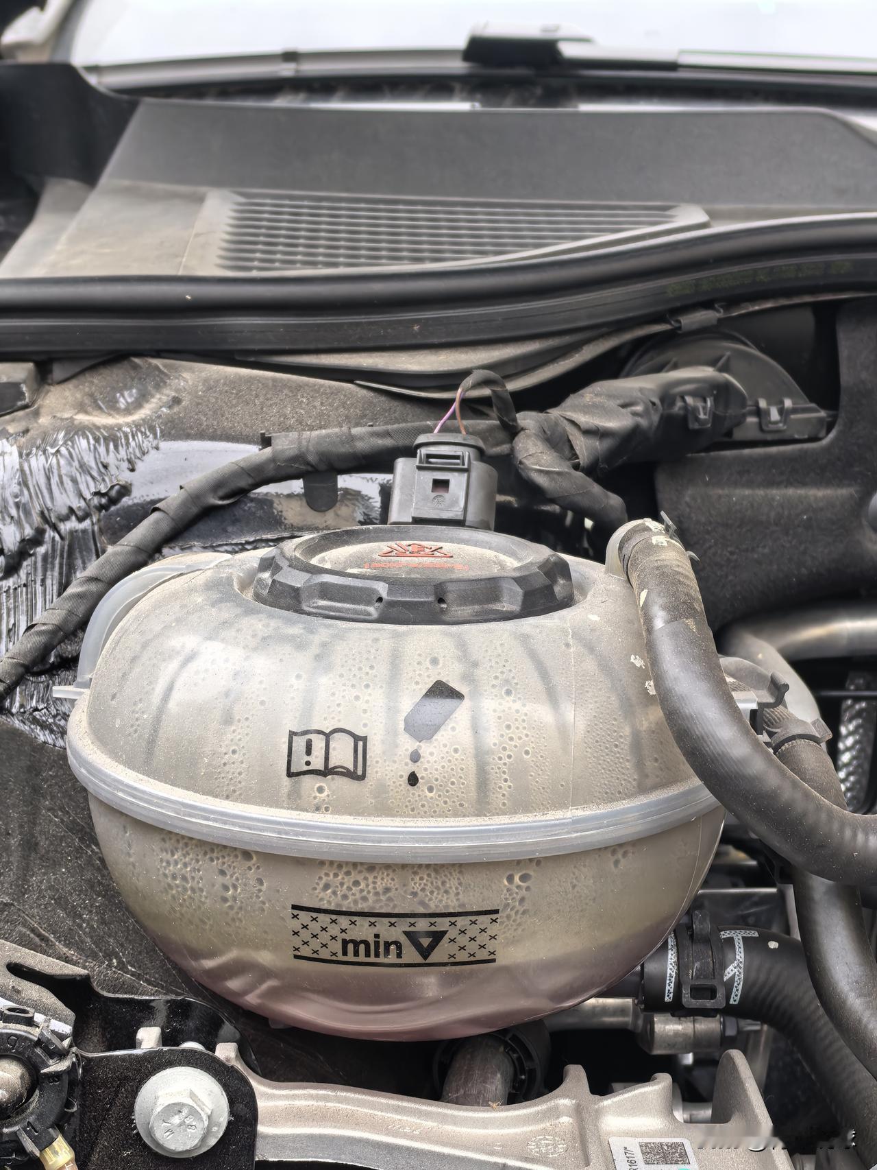 1万公里的帕萨特冷却液位置如下图，要不要去4S店加点？