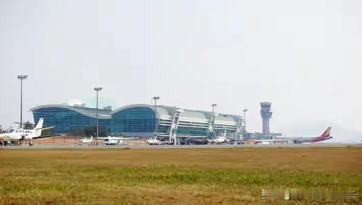 韩国客机着陆时起火


当地时间12月29日9时7分左右，一架正在着陆的飞机在全