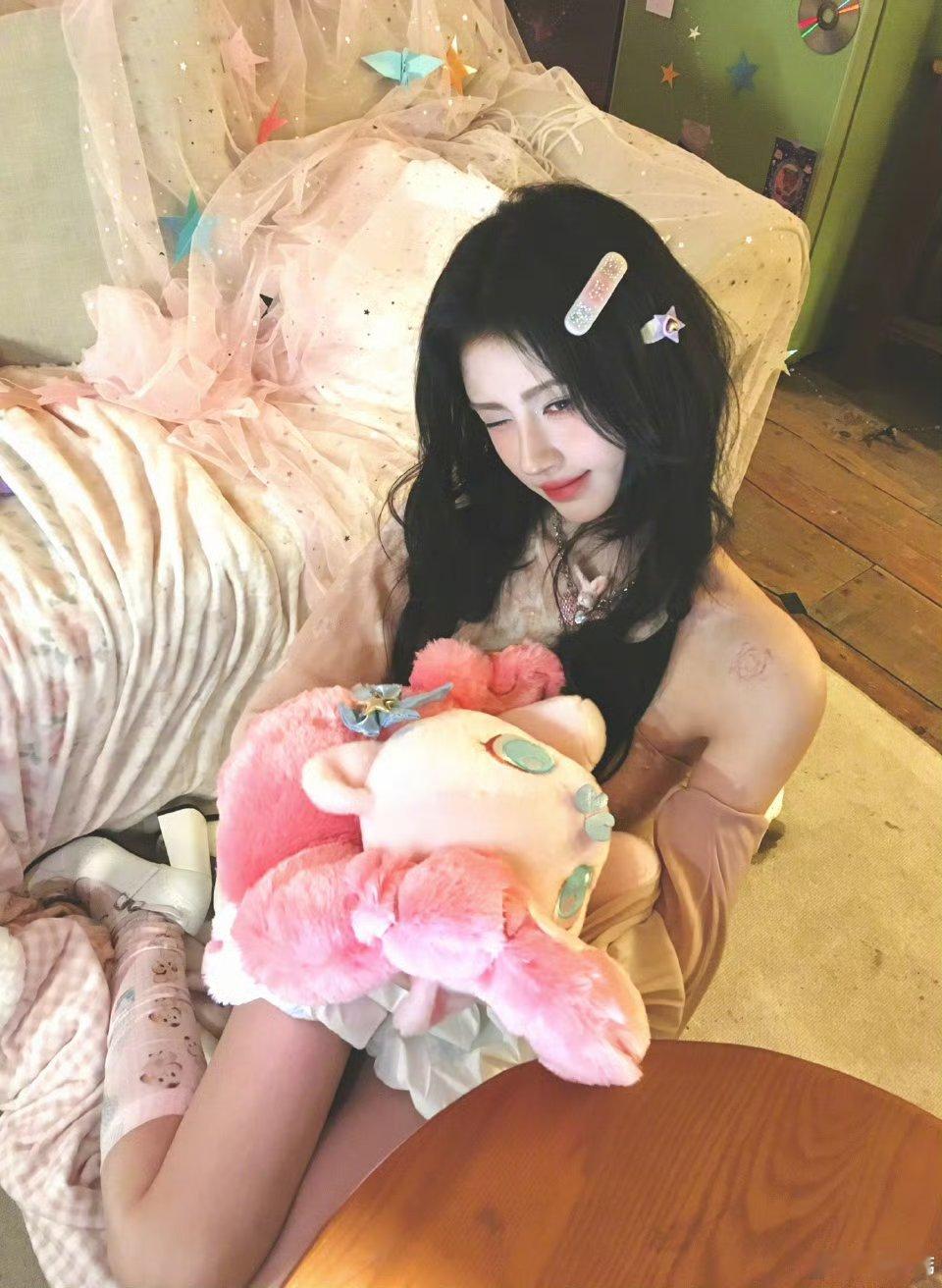 鞠婧祎九宫格营业，好美