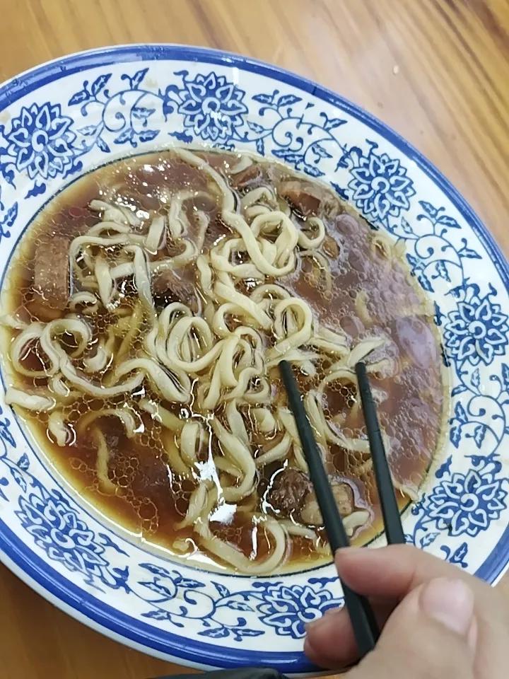 一碗牛肉面26，大家觉得贵不贵？
可以续面。
这是单位附近的一家面馆。
小区附近