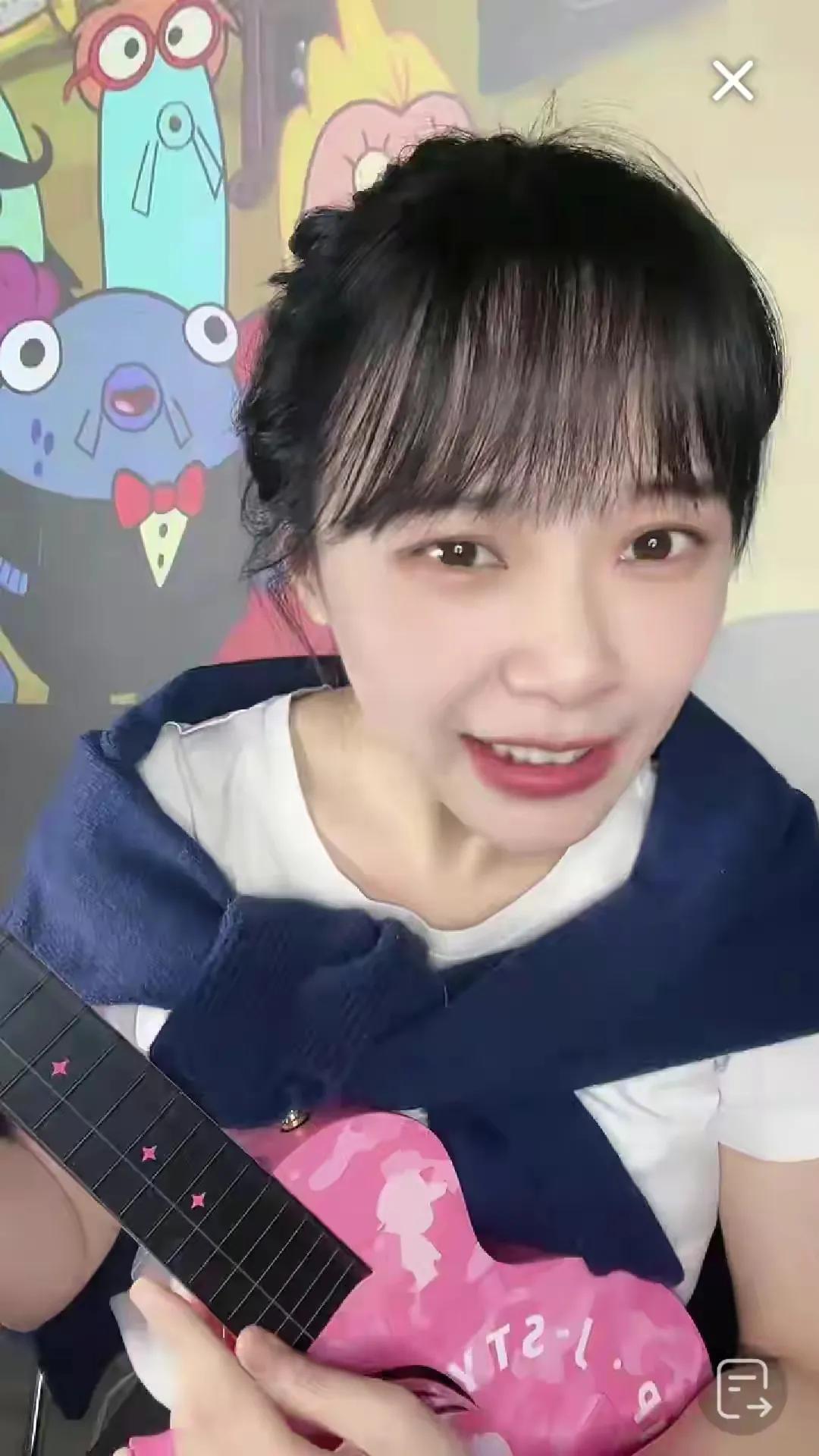 黄老师直播时唱了很多歌曲，没想到她多才多艺，不愧是专业的音乐老师。

黄老师说她