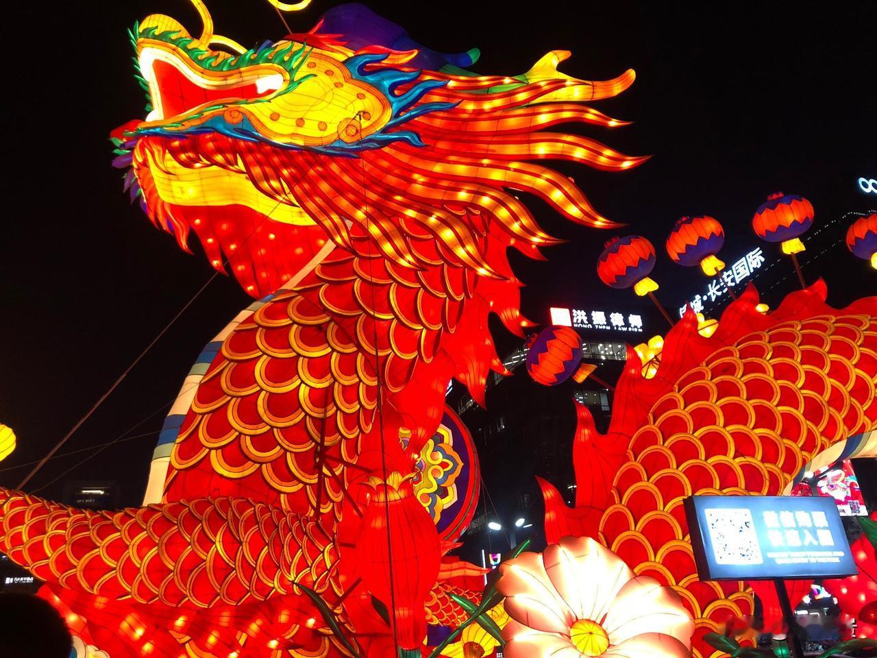 二月二龙抬头这天，理发店那生意好的不得了。平时冷冷清清的理发店，这天排起长队，有