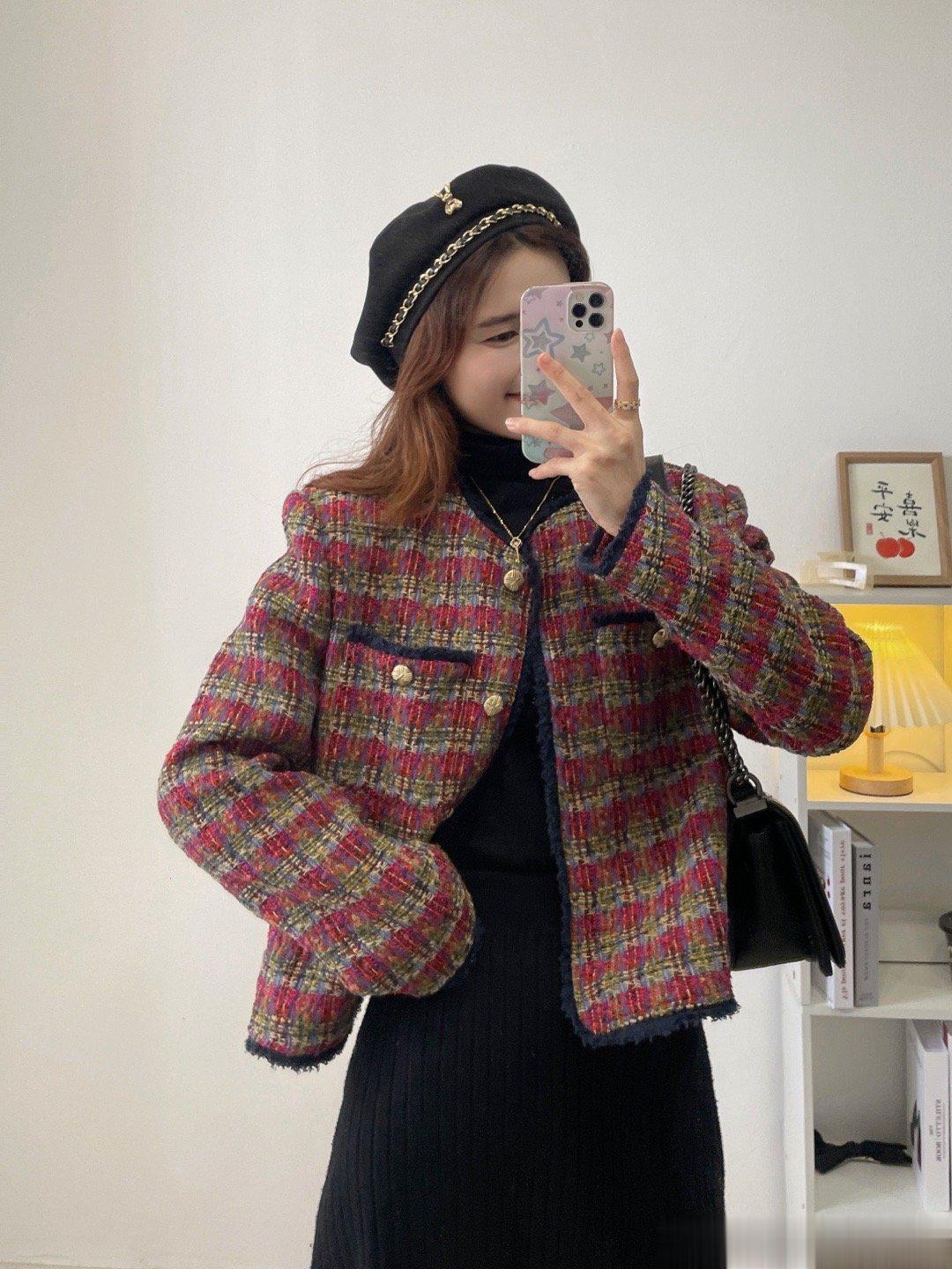 12🈷️10晚20：00  限时折扣粗毛呢新年红外套～颜色是暗红哦！这款很是精