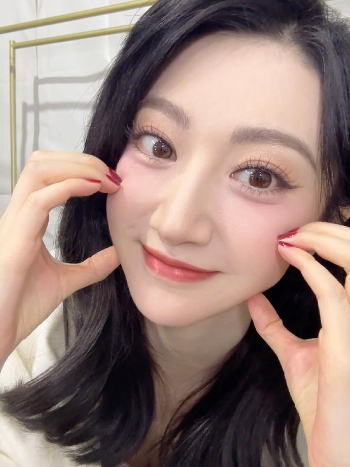 嘿嘿，你们有没有觉得景甜粉色桃桃妆真的好可爱啊？！瞧这娇俏的小模样，简直让人忍不