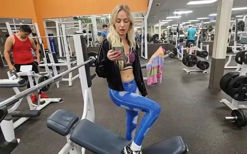 上周，美国洛杉矶25岁网红娜塔莉穿着一条蓝色健身裤去健身房。但一名男子观察之后，