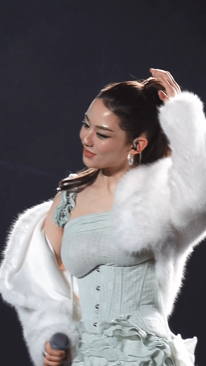 吉娜这身材也太完美了，舞台上的她美的好高级啊，她虽然长得像中国人，但实际上她是外