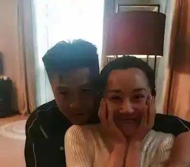 57岁的许晴私下聚会也太放得开了，喝得满脸通红，跟男性朋友搂抱一点不避讳，托着脸
