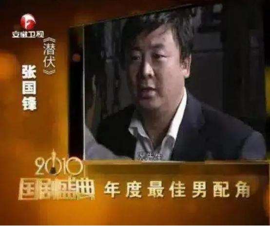 2011年，瘫痪多年的杨琳，正坐在轮椅上看《潜伏》，可看了一会儿后，他突然指着电