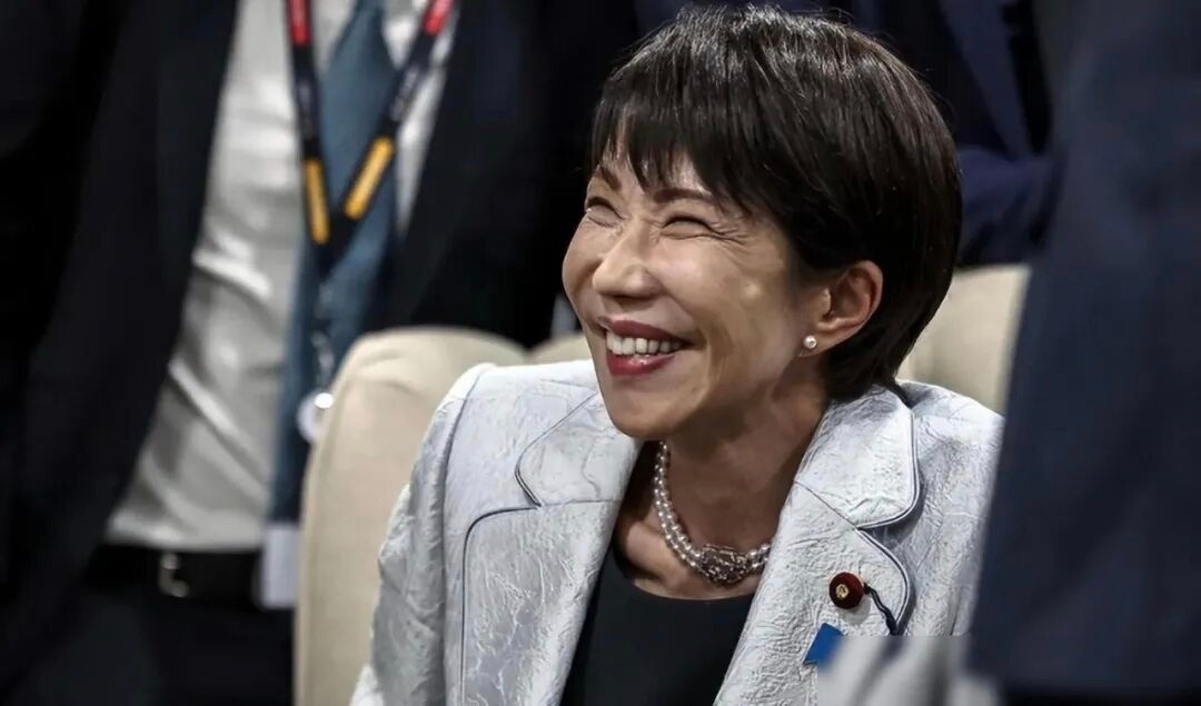 高市早苗这波操作真是把“错位共情”玩明白了。😅支持率暴跌、外交翻车、物价飞涨，