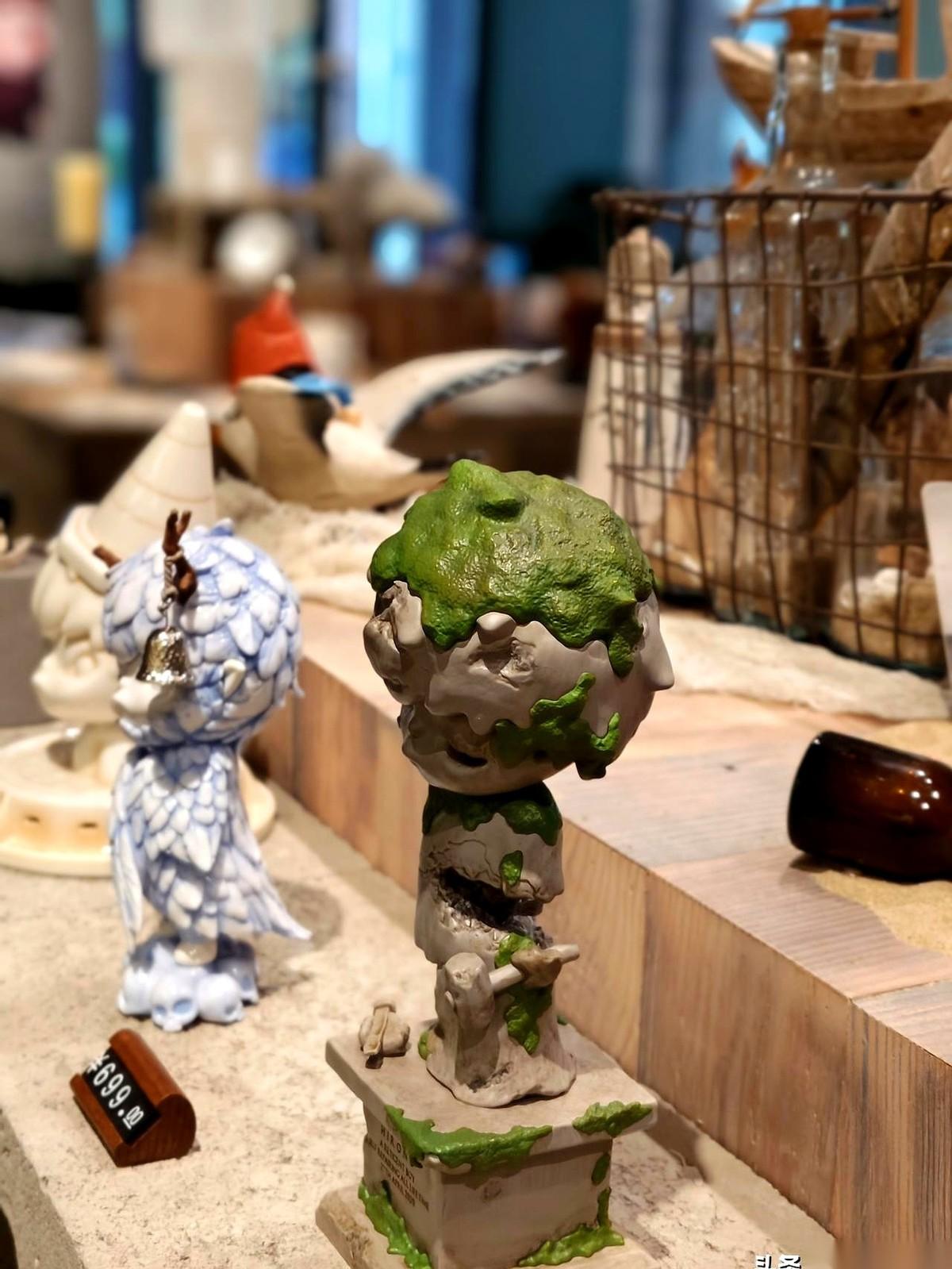 最扎心的，不是天冷了还没来暖气。
是站在窗边，眼巴巴看着对门小区的锅炉房，烟囱冒