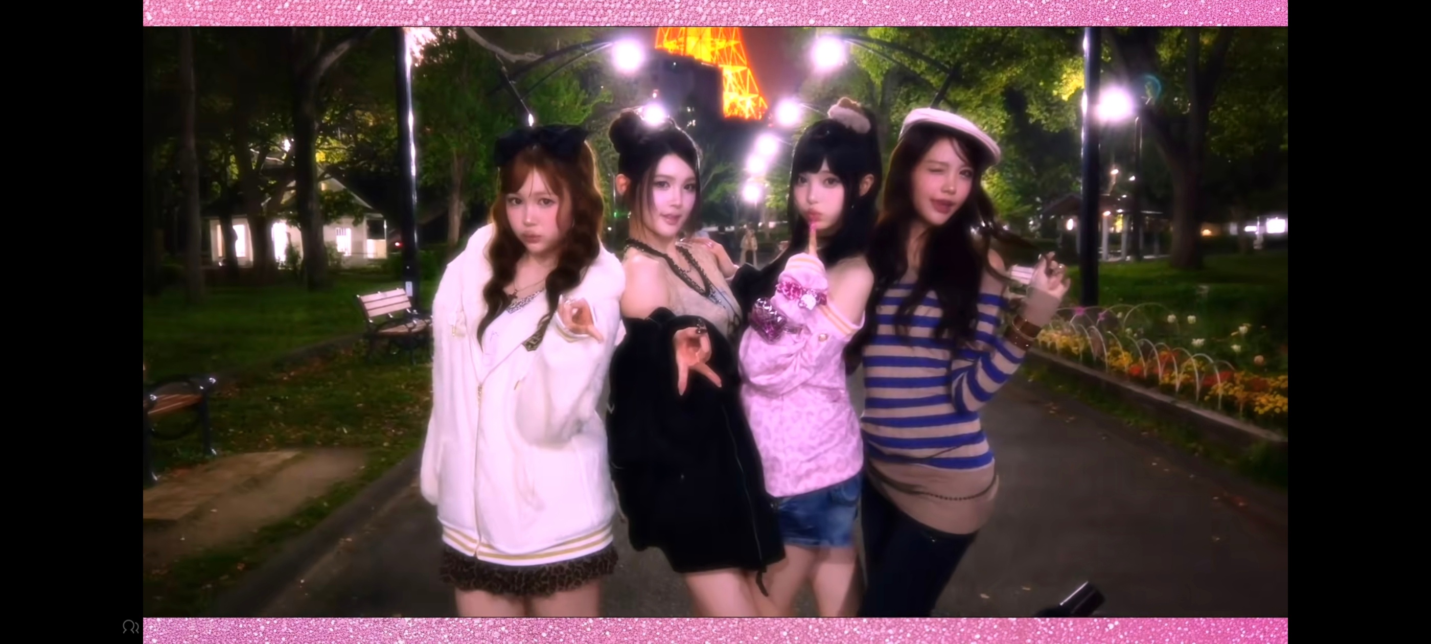 8个小女孩美美的很安心