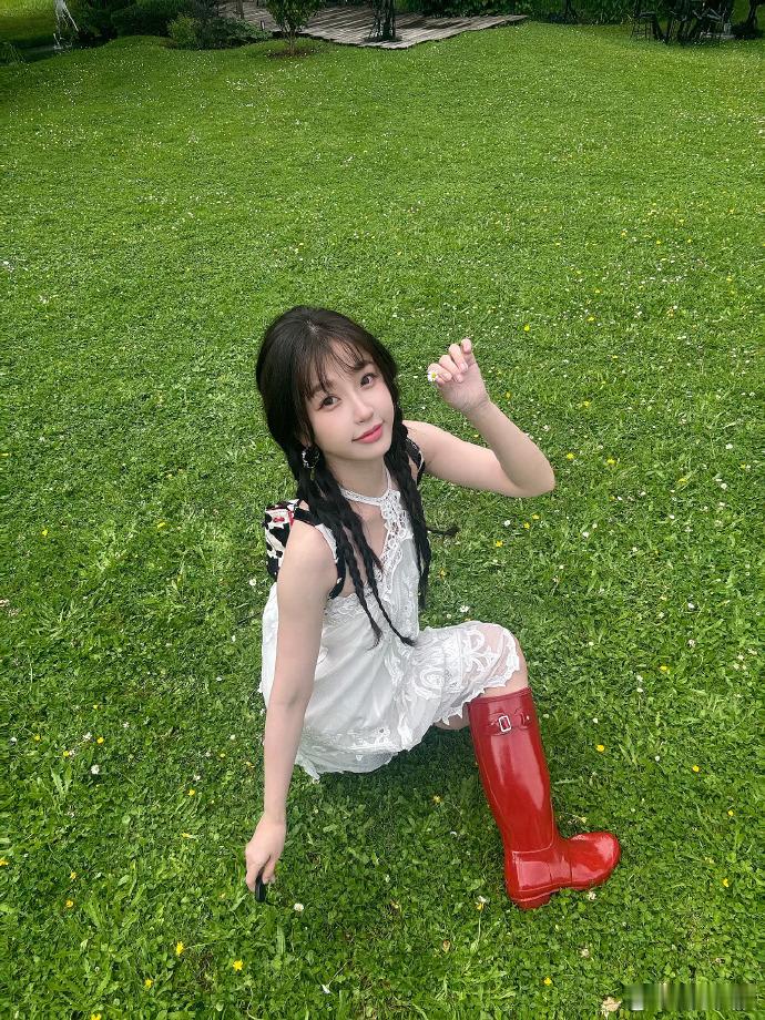 #虞书欣红色皮靴好A# 虞书欣在中餐厅的新形象让人眼前一亮，甜美的裙子和麻花辫，