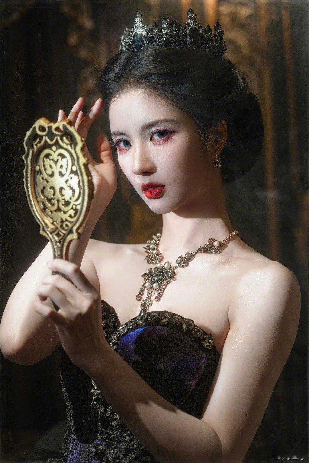 看到刘些宁魔镜可以上一边了刘些宁暗黑童话风谁还需要魔镜发问啊！刘些宁这套暗黑童话