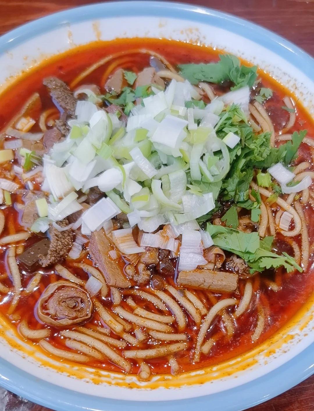 山西大同美味早餐，这些本地人推荐的味道值得吃！
大同早餐推荐：
1、红油羊杂粉｜