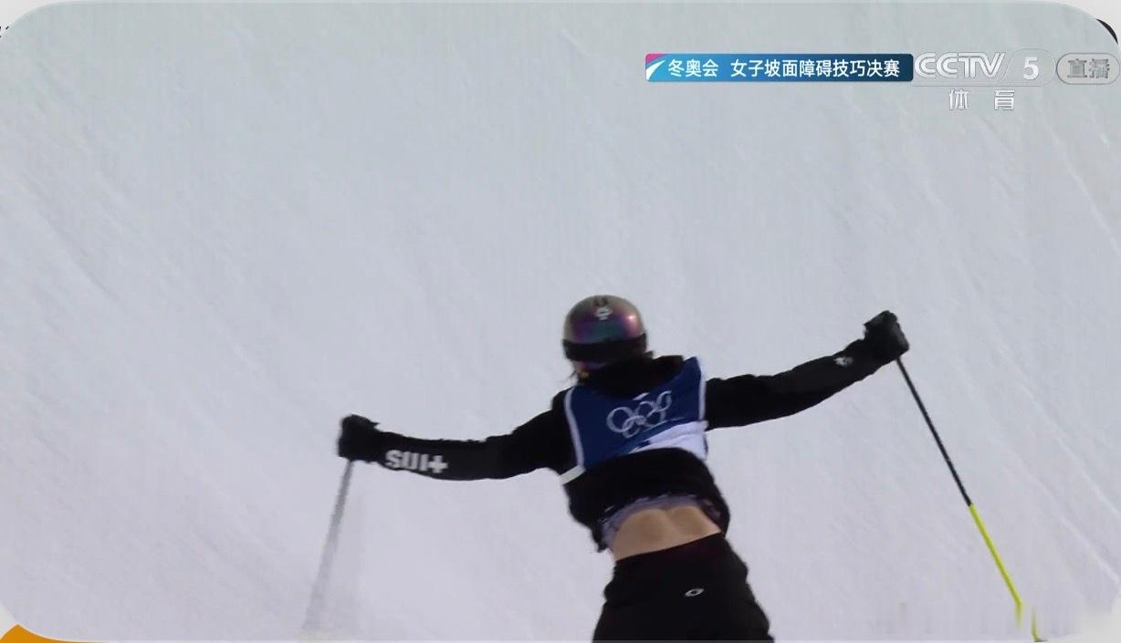 格雷莫德第一滑83.60分这个人是没有穿里面的保暖服吗这段肉色的是她的皮肤吗全民