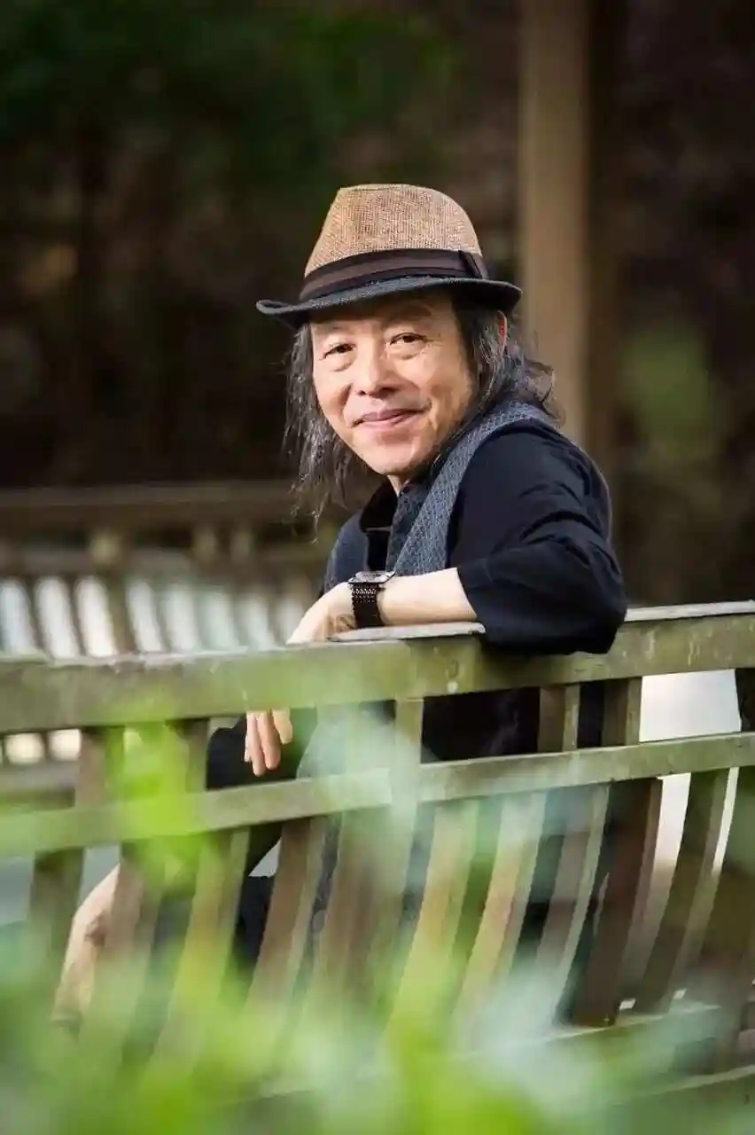 山谷的最低点正是山的起点，许多走进山谷的人之所以走不出来，正是他们停住双脚，蹲在