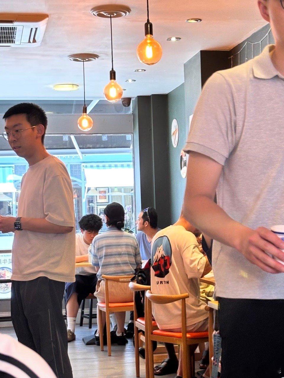 英国偶遇沙溢一家网友英国偶遇沙溢胡可带儿子吃饭 老白怎么秃成这样了…发型完美融入