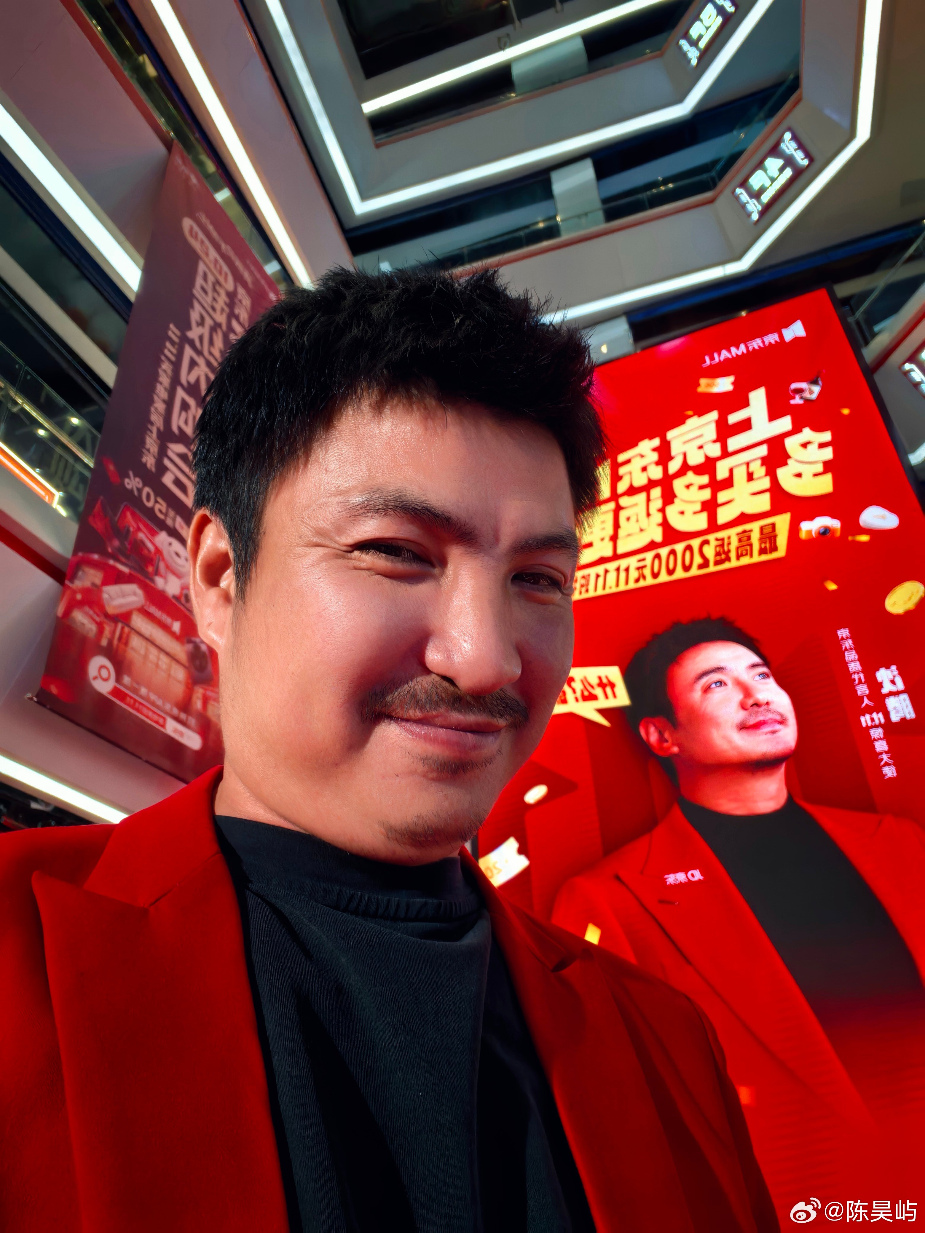 宝子们 我在京东MALL撞见好玩的一幕！！！沈腾分腾专门站到大屏下面打卡，跟屏幕