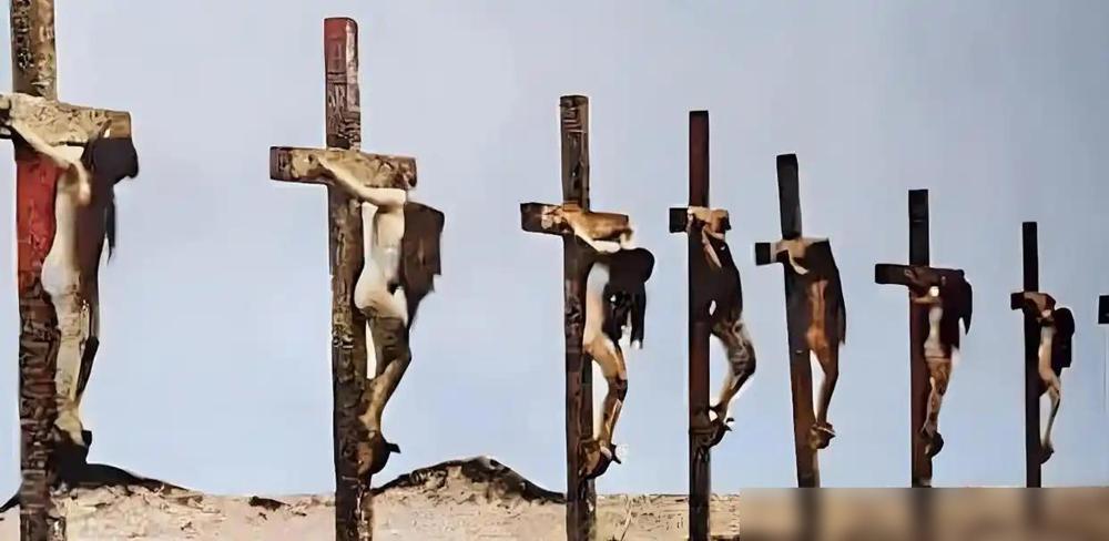 网上流传的这张让人揪心的照片，不少人都见过，八个年轻姑娘一丝不挂被铁钉钉在巨大的