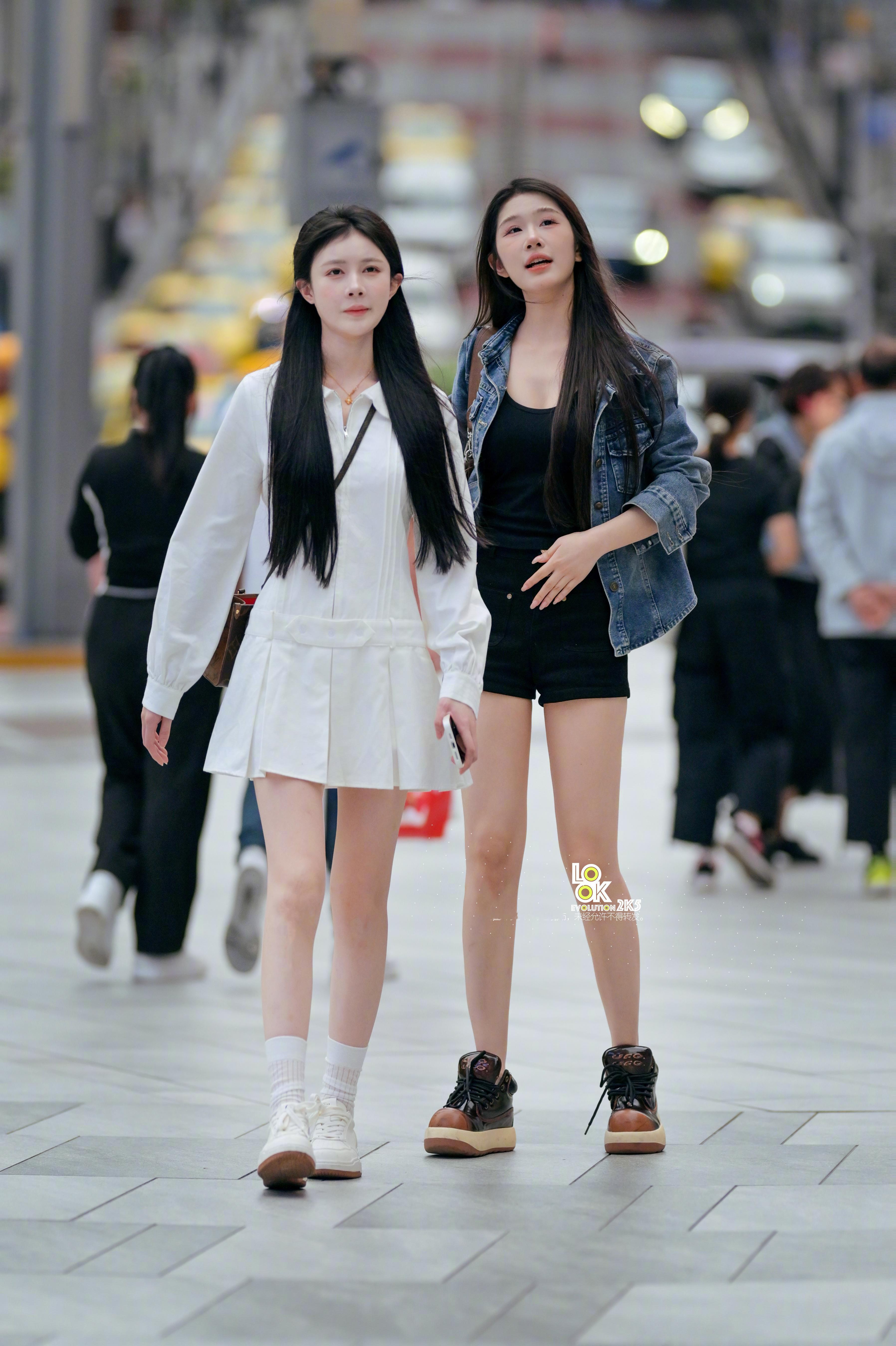 和姐妹一起逛街 