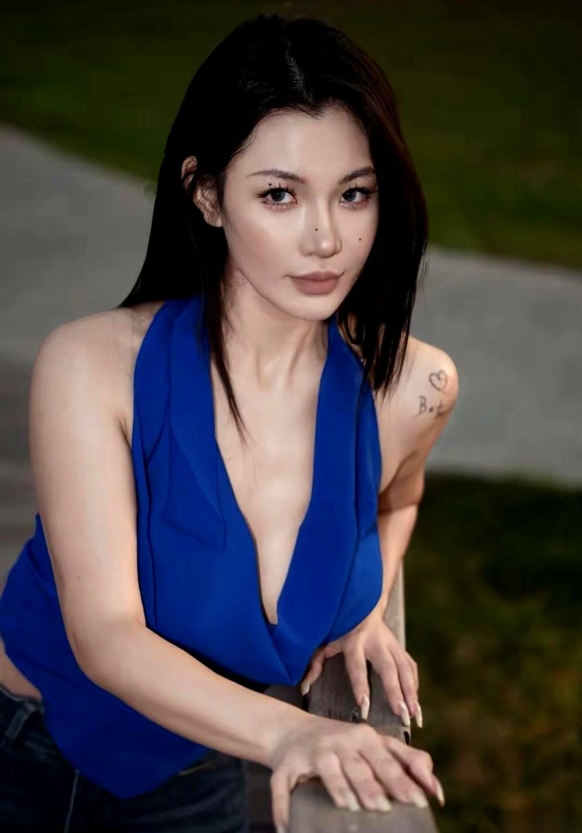 我敢说，拍这张照片的时候，她一定刚结束了一场硬仗。
可能是一个搞砸了的方案，也可