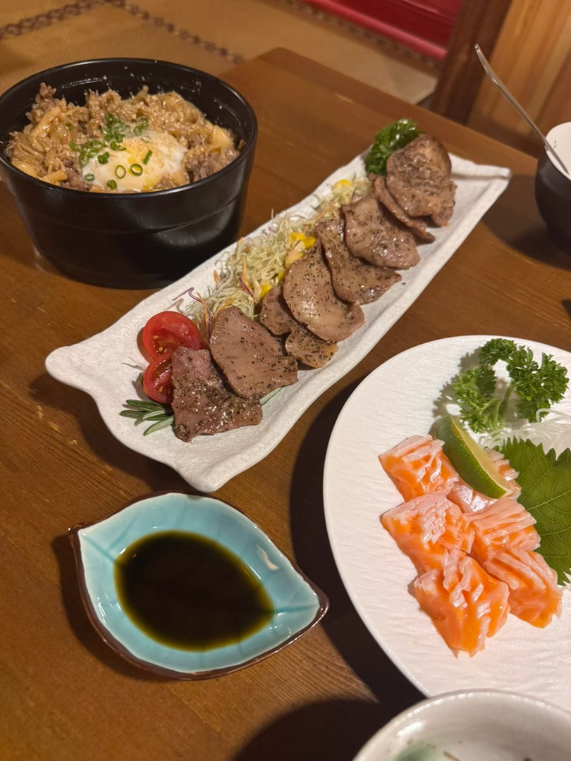 做了五个小时的💅，严肃秋天！十点吃完饭饿到八点饭都没上齐随便咔擦一下就开炫了 