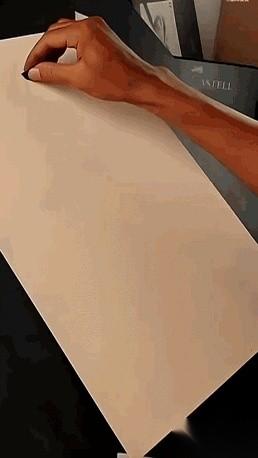 一整块墨，就这么直接掼在了宣纸上。
我眼睁睁看着那团黑乎乎的玩意儿，像个失控的污