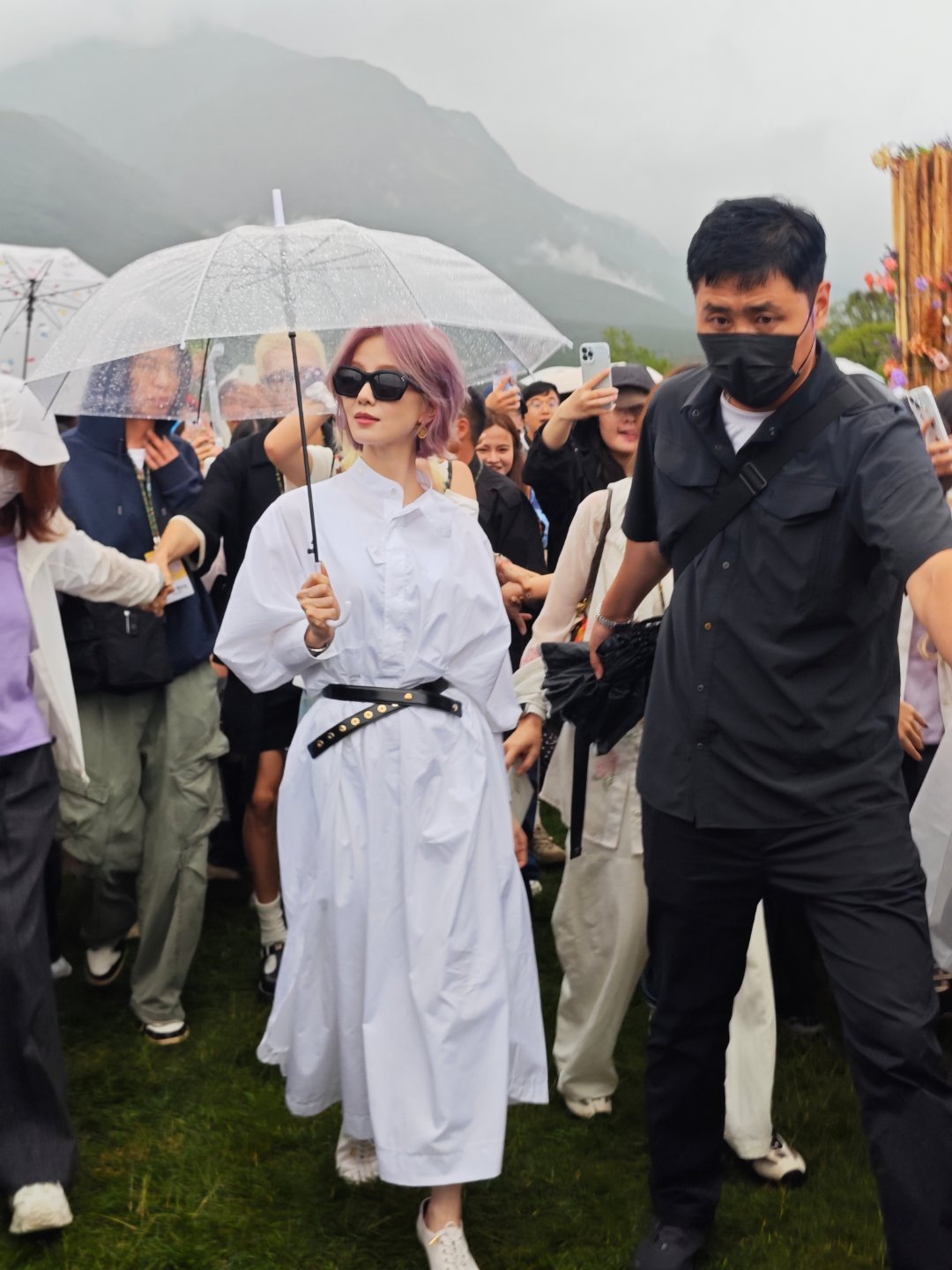 刘诗诗粉紫色短发在丽江部落里偶遇刘诗诗 丽江部落偶遇刘诗诗，被姐的美貌震惊到就像