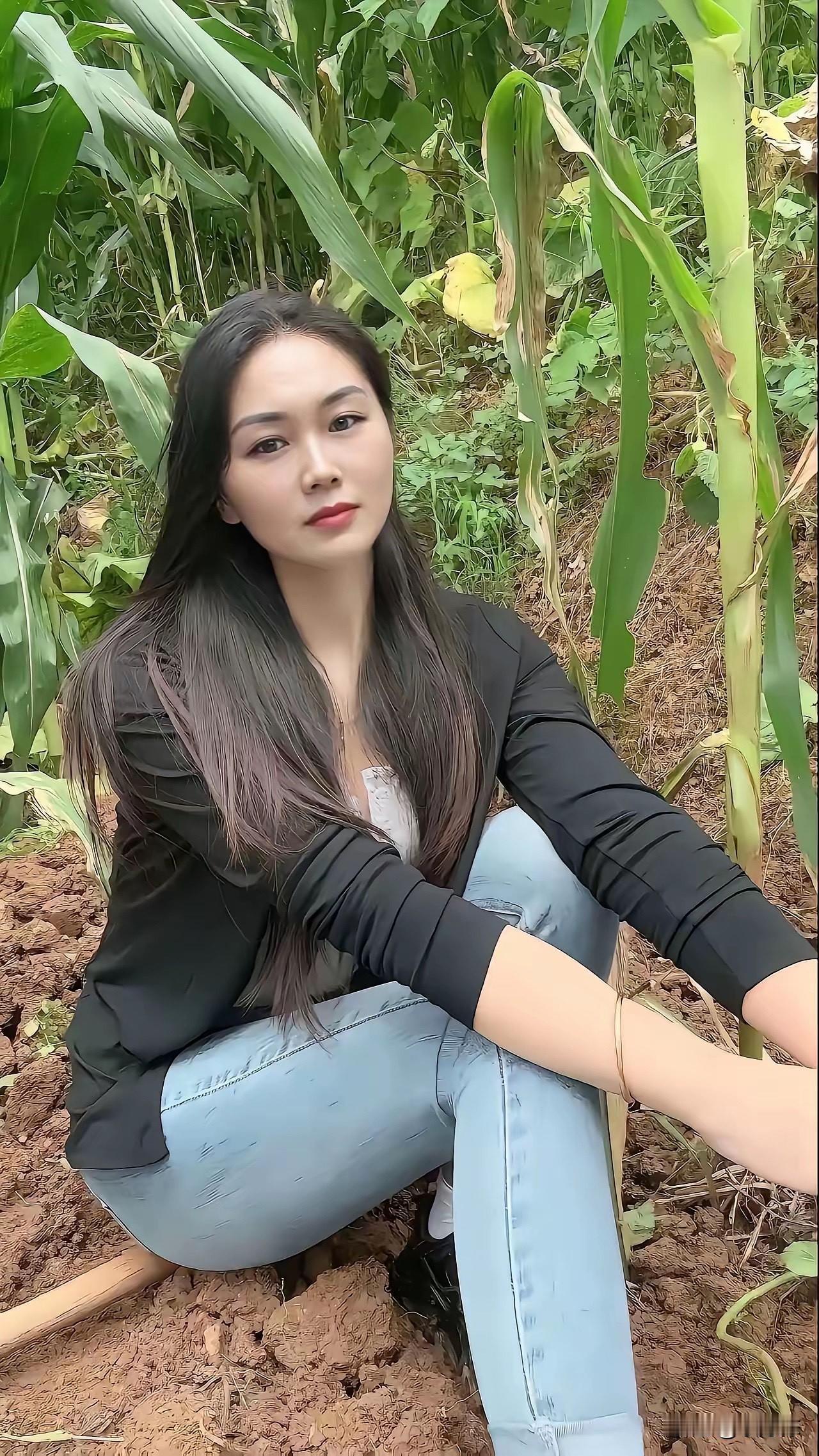 漂亮的美女在娃玉米