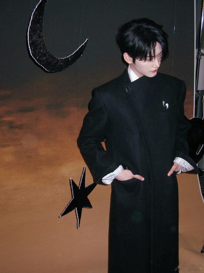 周柯宇摇话筒 小狗摇尾巴 周柯宇摇话筒=小狗摇尾巴，这个害羞的小反应，姐姐直接沦