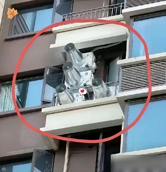 出差回家，推开窗透气，对面外墙伸出四根大管子。你拿手机放大一看，当场懵了。
这哪