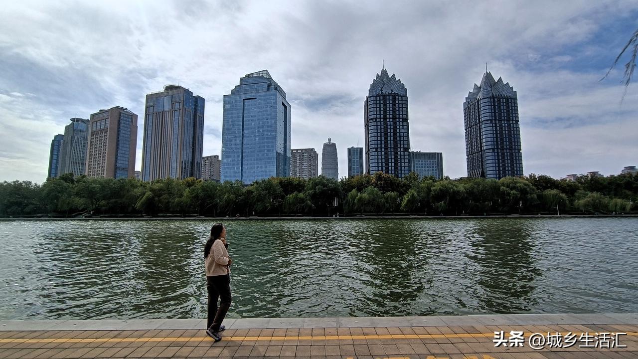 岁岁重阳，今又重阳，郑马开跑，封路绕行，期盼黑人运动员夺冠的好消息，远来是客，带