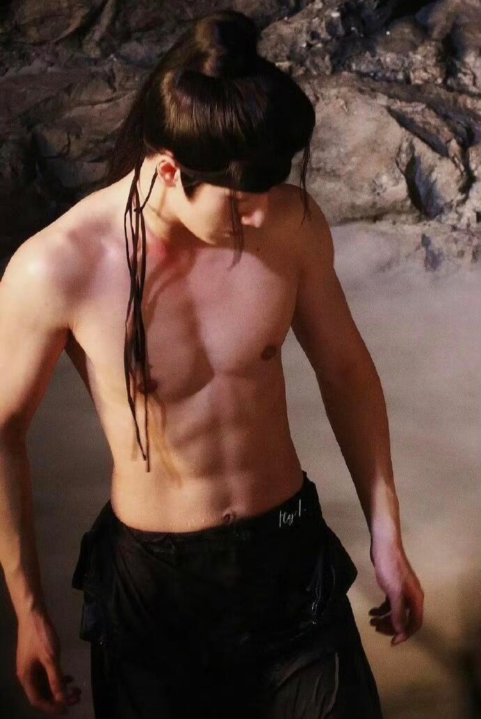 《烽影燃梅香战》李宏毅蒙眼沐浴，古偶好久没吃这么好的了！ ​​​