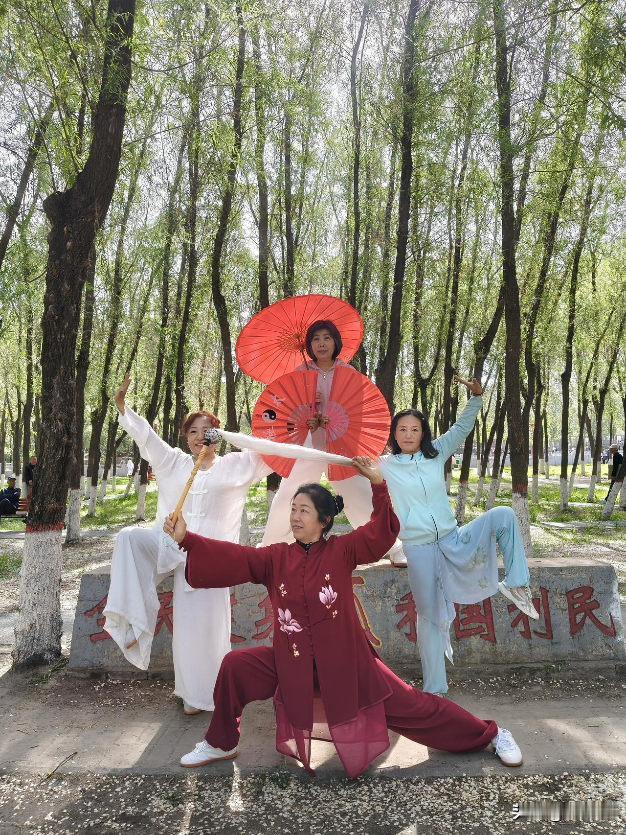 群芳谱
湘绣霓裳覆玉肌，
人间姝丽胜仙姬。
雁翎青锋随风舞，
请续句……
（芊足