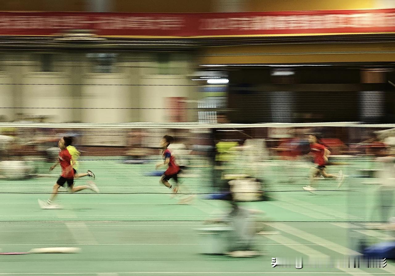 青春的步伐。
学羽毛球要趁早啊，一定要趁年轻，养成正确的习惯，练就基础的体能和运