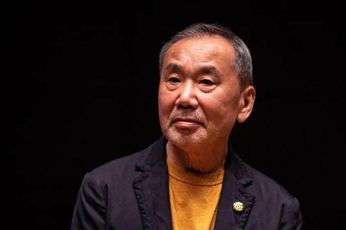喜欢一个人啊，就好比得了什么不在医保范围内的精神疾病。  —— 村上春树 ​​​