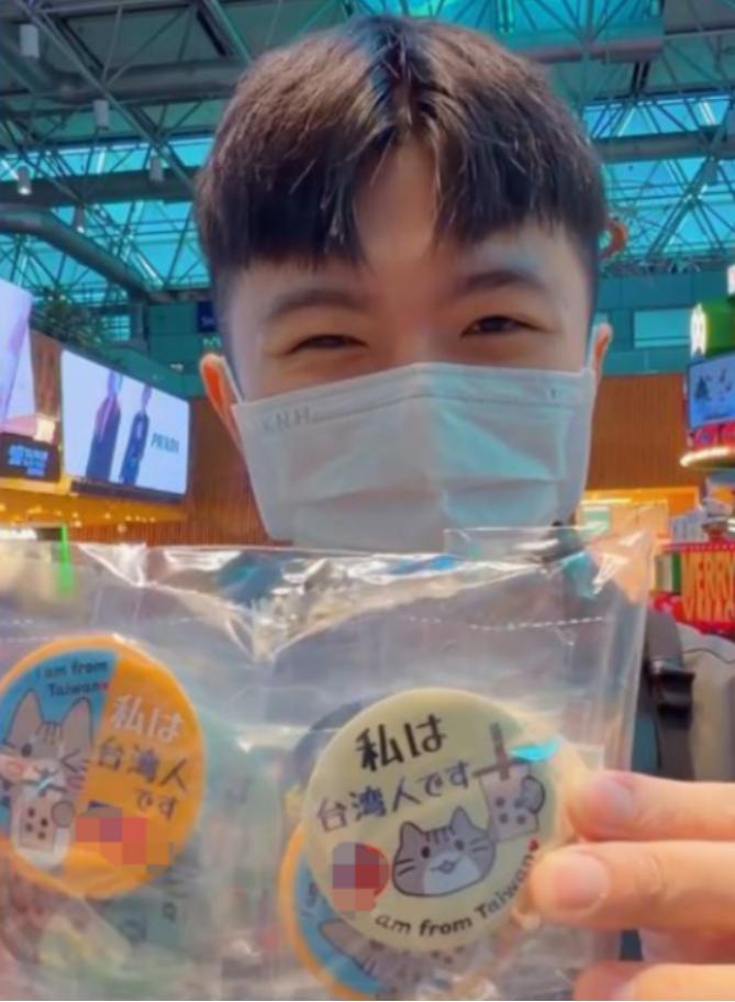 最近一位台湾网民叫嚣：“出门最怕被当成中国人”，引得全网炸开了锅！
 
说白了，