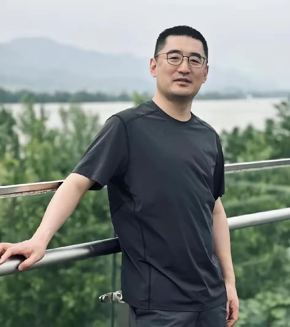 32岁的李伟，经人介绍，和一个离异带儿子的女人结了婚。儿子刚上小学三年级。从那以